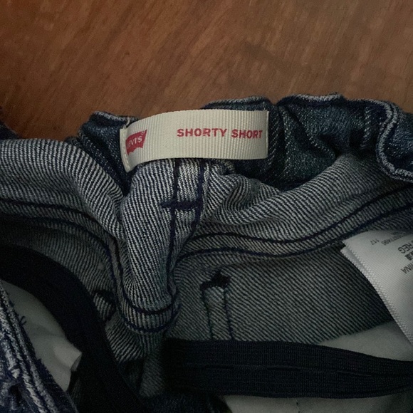 Levi’s Embroidered Daisy Denim Shorty Short - Picture 2 of 4